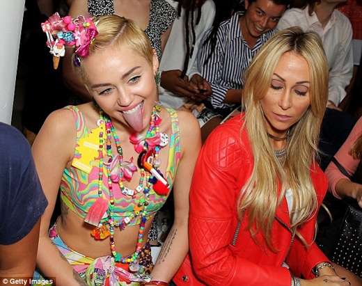 
	
	Miley đến tham dự buổi trình diễn của Jeremy Scott cùng với mẹ.